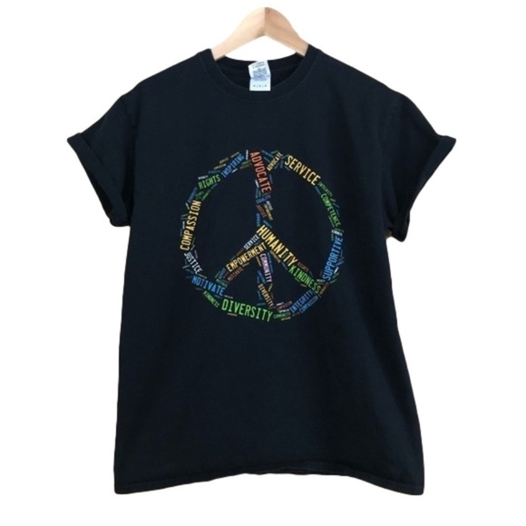 University of Wisconsin Social Work 2015 peace sign tee size medium - Picture 1 of 7
